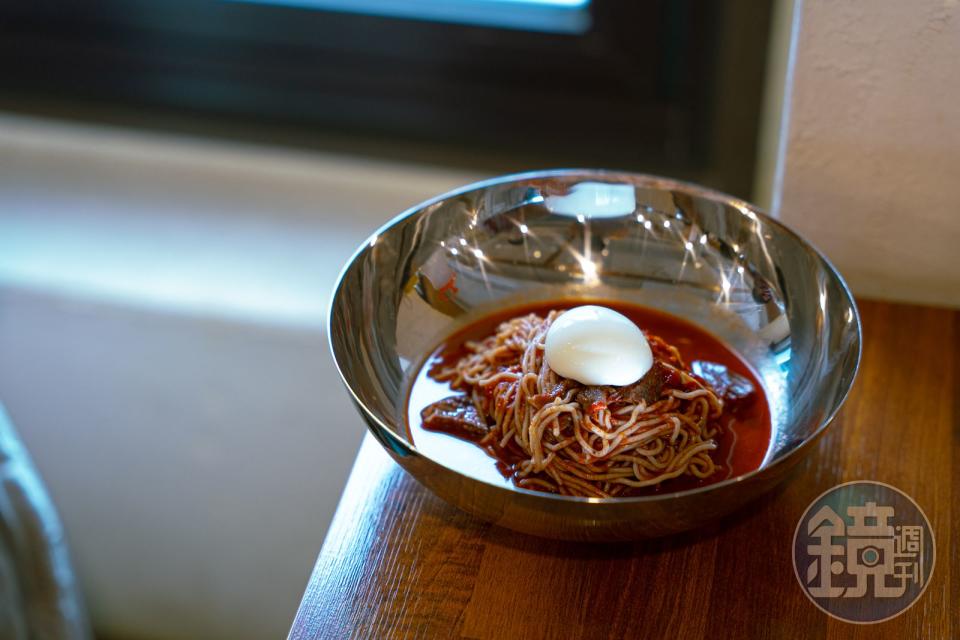 加了辣式辣醬的乾拌冷麵，比較接近我們熟悉的韓式冷麵味道。（12,000韓元／一般分量，約NT$284、17,000韓元／大份，約NT$402）