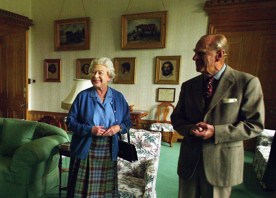 BALMORAL, SCOTLAND - AUGUST 16:  (NO UK USE FOR 28 DAYS)  Britain's Queen Elizabeth II and Prince Philip, Duke of Edinburgh wait to receive the President of Malta, Dr Edward Fenech-Adami and his wife, Mary while on holiday at Balmoral Castle on August 16, 2005 in Balmoral, Scotland. (Photo by ROTA/Anwar Hussein Collection/Getty Images)