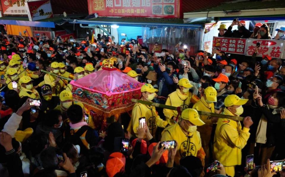 白沙屯拱天宮媽祖徒步往雲林北港朝天宮進香，十二日凌晨起駕出發，數萬名信徒簇擁「粉紅超跑」展開九天答夜宗教之旅。（中央社）