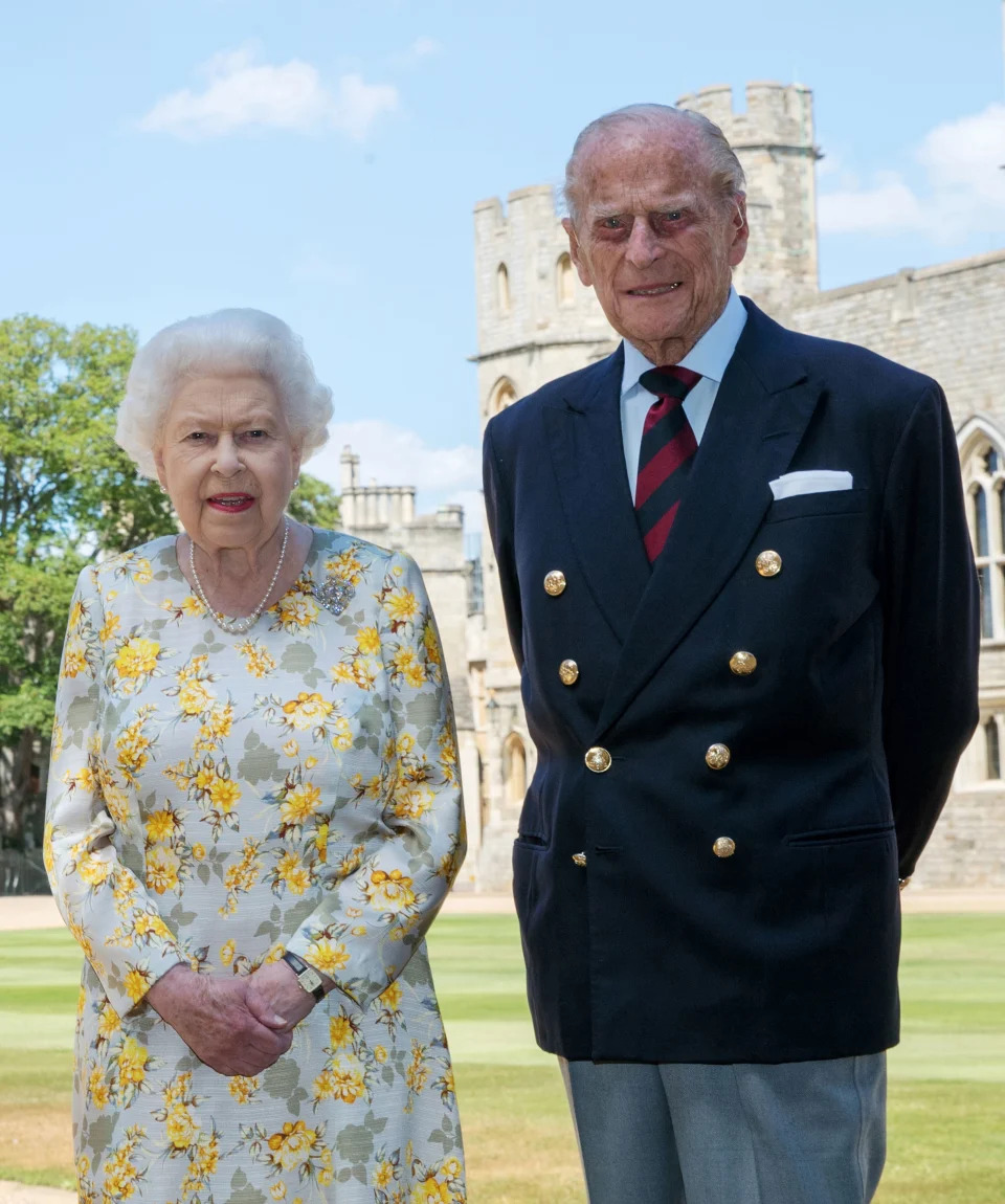 La reina Isabel II y el duque de Edimburgo en el patio interior del Castillo de Windsor el 1 de junio de 2020 antes del cumpleaños número 99 de él (PA Images).