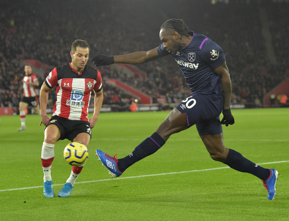 Michail Antonio of West Ham United in action with Cedric Soares of Southampton. (Credit: Getty Images)