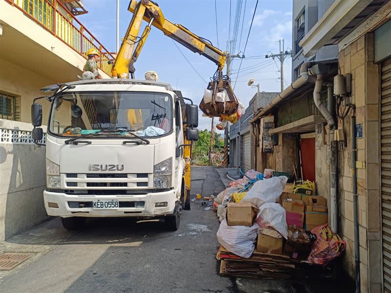 王男四處撿拾廢棄物堆放在家中。（圖／翻攝畫面）