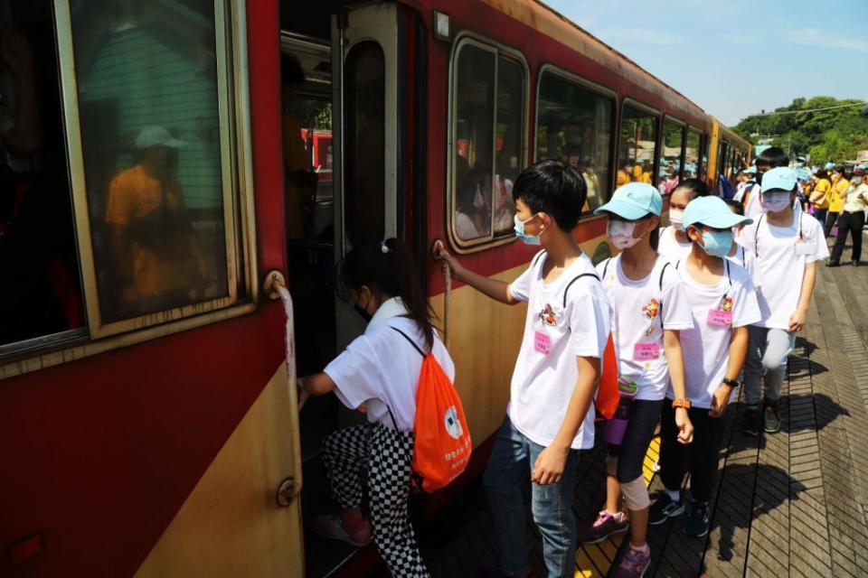 嘉義縣消防夏令營學員搭乘阿里山林業鐵路體驗在地特有景點。（記者張翔翻攝）