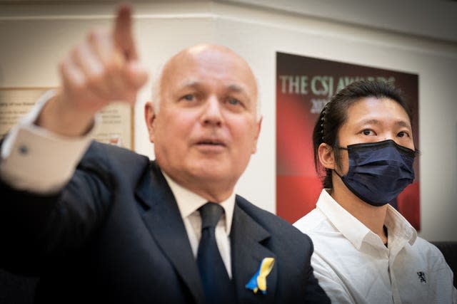 据称在中国驻曼彻斯特领事馆遭到殴打的香港抗议者 Bob Chan（右）与保守党议员 Iain Duncan Smith 在伦敦市中心的新闻发布会上