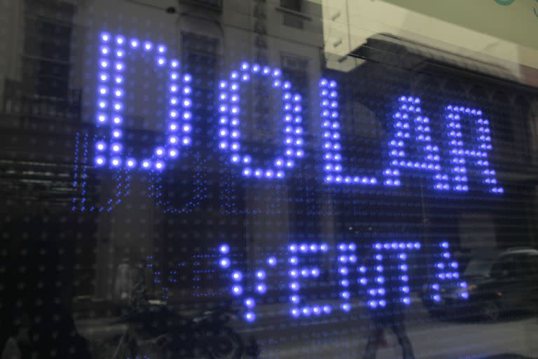 El dólar blue sigue la tendencia descendente de la semana y llega a los $312