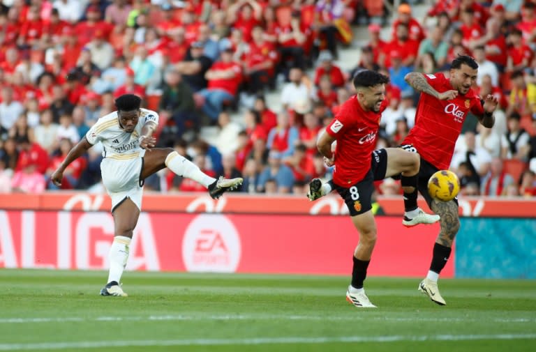 El centrocampista francés del Real Madrid Aurélien Tchouaméni marca el gol de la victoria de su equipo (1-0) en Mallorca, el 13 de abril de 2024 (JAIME REINA)