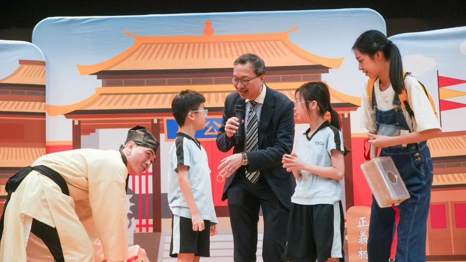 律政司司長林定國到香港南區官立小學，與逾百名小一至小三學生欣賞兩套推廣法治的話劇。(林定國FB)
