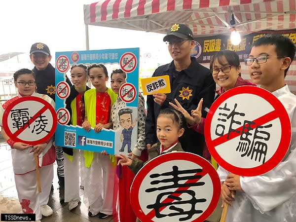 基警少年隊在「校園反毒，向毒品Say NO!」學生社團展演活動現場進行各項預防犯罪宣導。（記者趙智偉翻攝）