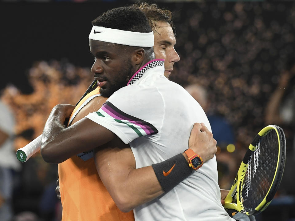 El español Rafael Nadal (izquierda) es felicitado por el estadounidense Frances Tiafoe tras vencerle en los cuartos de final del Abierto de Australia, en Melbourne, Australia, el martes 22 de enero de 2019. (AP Foto/Andy Brownbill)