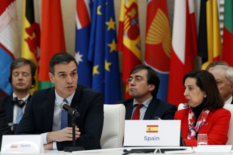 El presidente Pedro Sánchez, acompañado por la ministra Margarita Robles, interviene durante una reunión internacional, el 16 de diciembre de 2019 en el Palacio Real de Madrid (AFP/Javier Lizón)