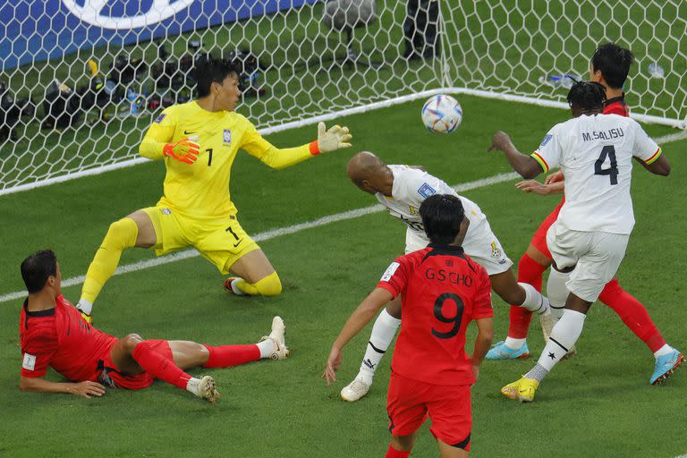 El ghanés Mohammed Salisu convierte el primer gol de Ghana frente a Corea del Sur