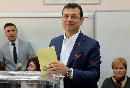 Ekrem Imamoglu, mayoral candidate of the main opposition Republican People's Party (CHP), casts his ballot at a polling station during the municipal elections in Istanbul, Turkey, March 31, 2019. REUTERS/Huseyin Aldemir