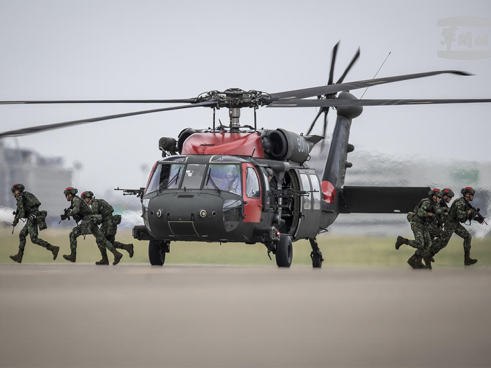 由扮演敵軍的陸航UH-60M黑鷹直升機載運特戰兵，企圖以機降控制我機場；隨即遭擔任防守軍的六軍團地面部隊圍殲。（圖：國防部提供；軍聞社攝）