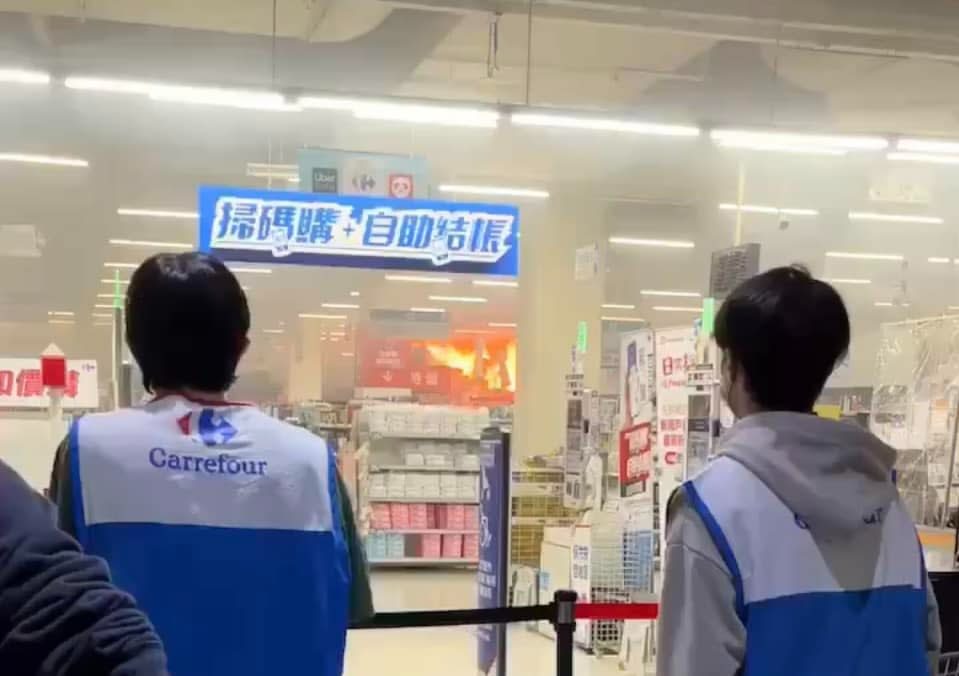 桃園市中壢區家樂福中原店去年12/3遭縱火，取自臉書內壢大小事