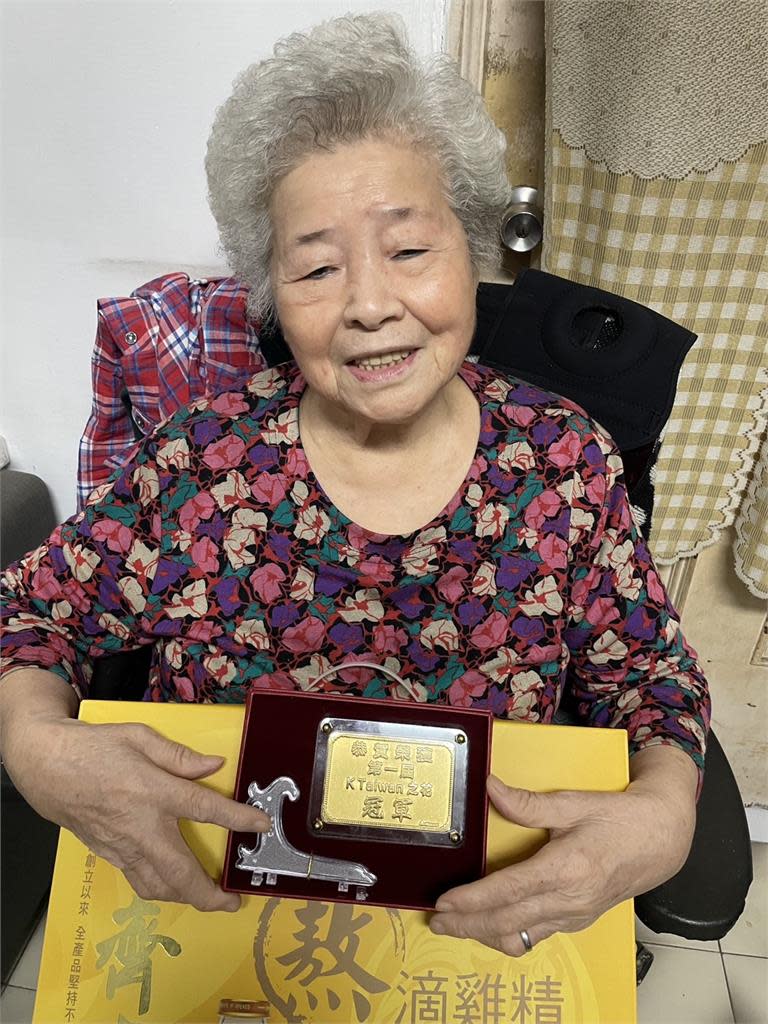 85歲阿嬤奪高雄店花冠軍　「藥膳火鍋」散播愛孫的心