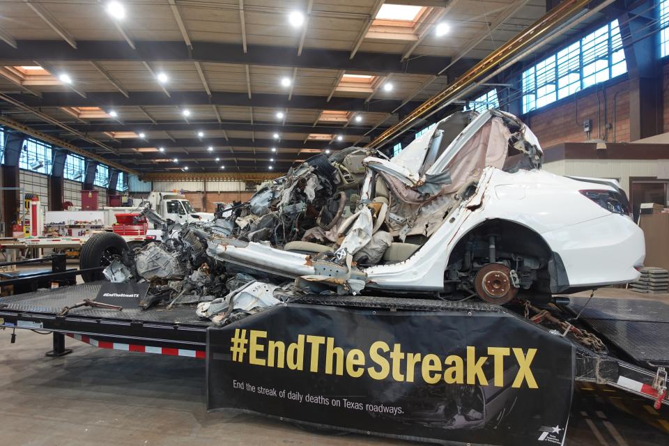 Un vehículo destrozado tras un vuelco recuerda a los ciudadanos las consecuencias de los accidentes en carretera.