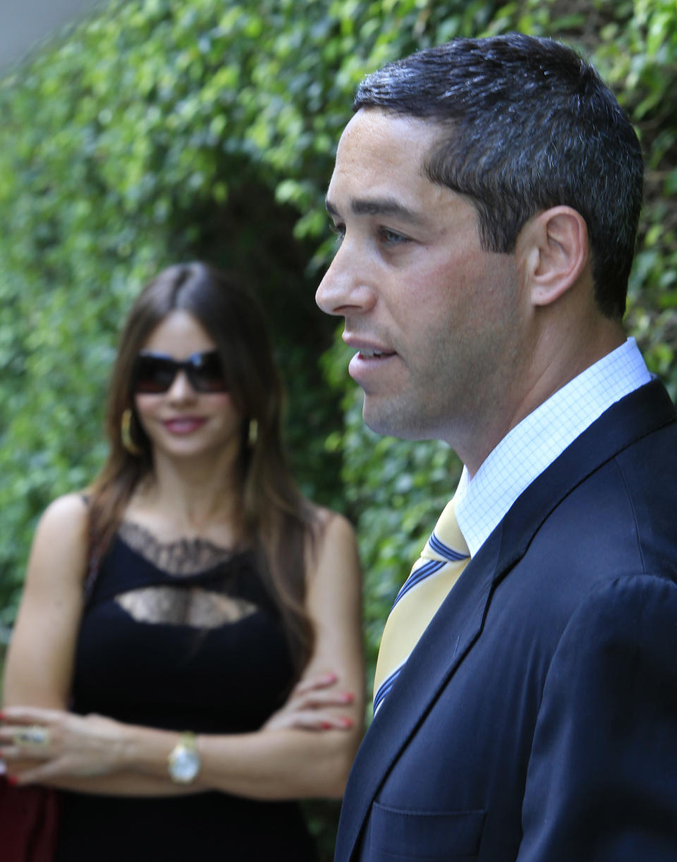 El empresario Nick Loeb, al lado de su entonces prometida, Sofía Vergara en 2011. (AP)