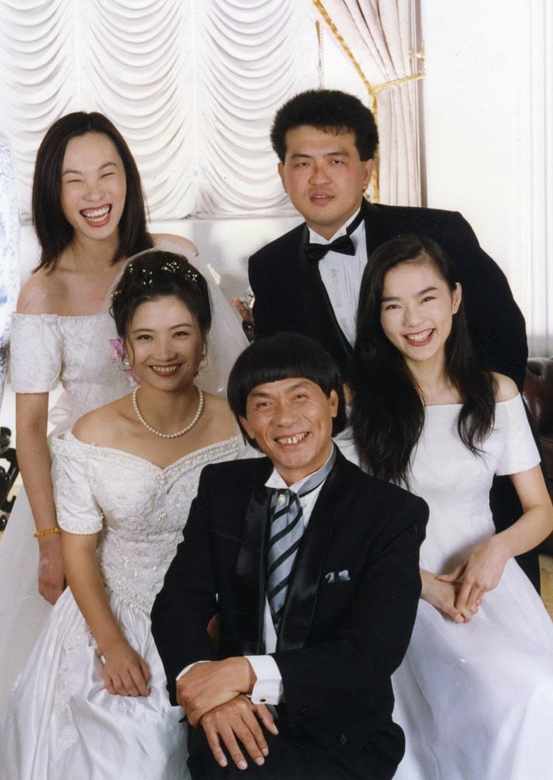 1994年豬哥亮迎娶第四任妻子葉瑞美，謝金燕和姐姐擔任伴娘。