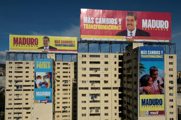 Vallas publicitarias del presidente y candidato a la reelección, Nicolás Maduro, aparecen en Caracas el 24 de julio de 2024, antes de las elecciones presidenciales del domingo 28 de julio (Federico PARRA)