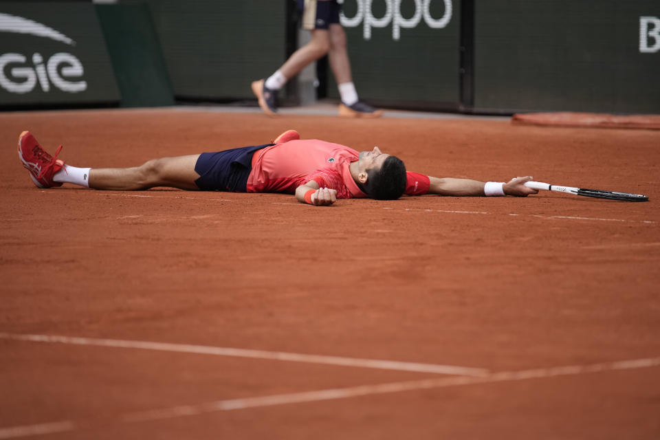 Novak Djokovic celebra tras derrotar a Casper Ruud en la final del Abierto de Francia, el domingo 11 de junio de 2023, en París. (AP Foto/Christophe Ena)