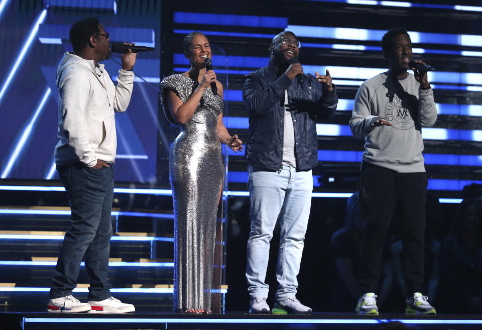 La anfitriona Alicia Keys canta con los integrantes de Boyz II Men _ de izquierda a derecha Nathan Morris, Wanya Morris y Shawn Stockman _ en honor al fallecido Kobe Bryant, en la ceremonia de los premios Grammy el domingo 26 de enero del 2020 en Los Angeles. (Foto por Matt Sayles/Invision/AP)