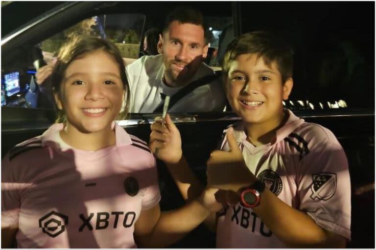 Un niño lloró de emoción al sacarse una foto con Lionel Messi