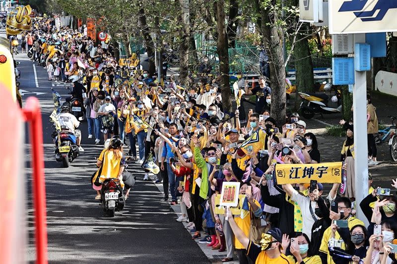 中信兄弟台北封王遊行，球迷在馬路兩旁參與。（圖／中信兄弟球團提供）