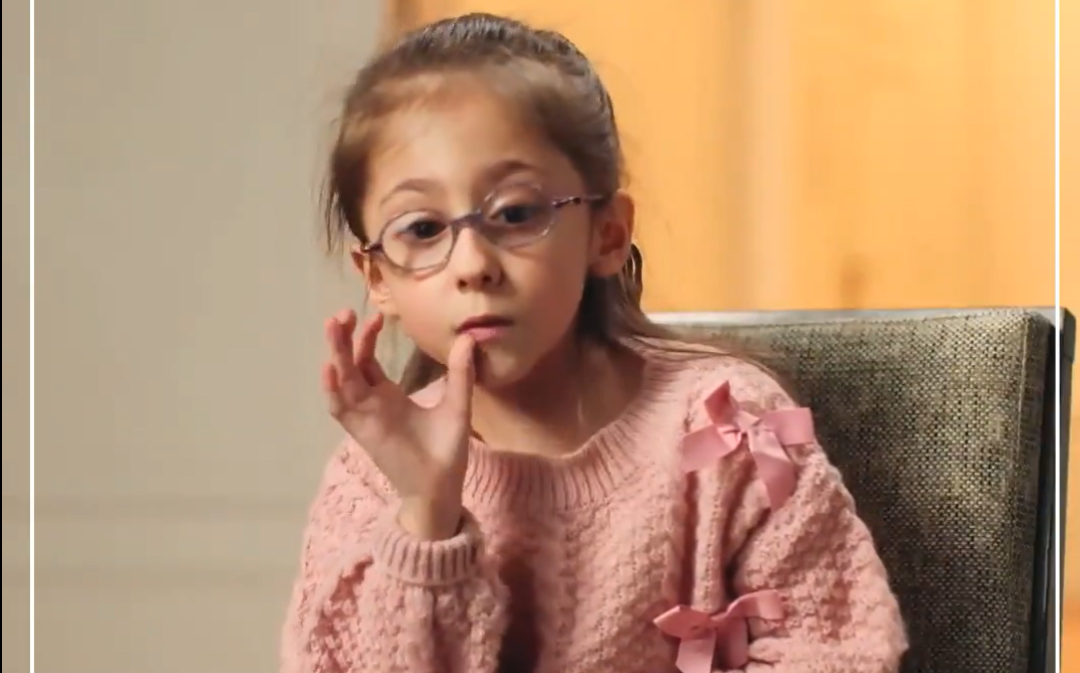 Héméré, 9 ans, est atteinte de la maladie des os de verre. Elle a témoigné dans « Sept à Huit » ce 17 mars 2024.