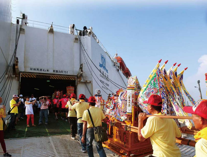 2013年，全台各地的廣澤尊王信徒扛著神轎，搭船至大陸福建的「詩山鳳山寺」，參加廣澤尊王文化節。（圖／報系資料庫）