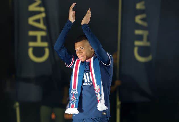 Après des mois d'un interminable feuilleton, Kylian Mbappé a finalement pris la décision de rester au Paris Saint-Germain. Un choix difficile à faire, qu'il explique dans une publication sur les réseaux sociaux. (Photo: John Berry / Getty Images)