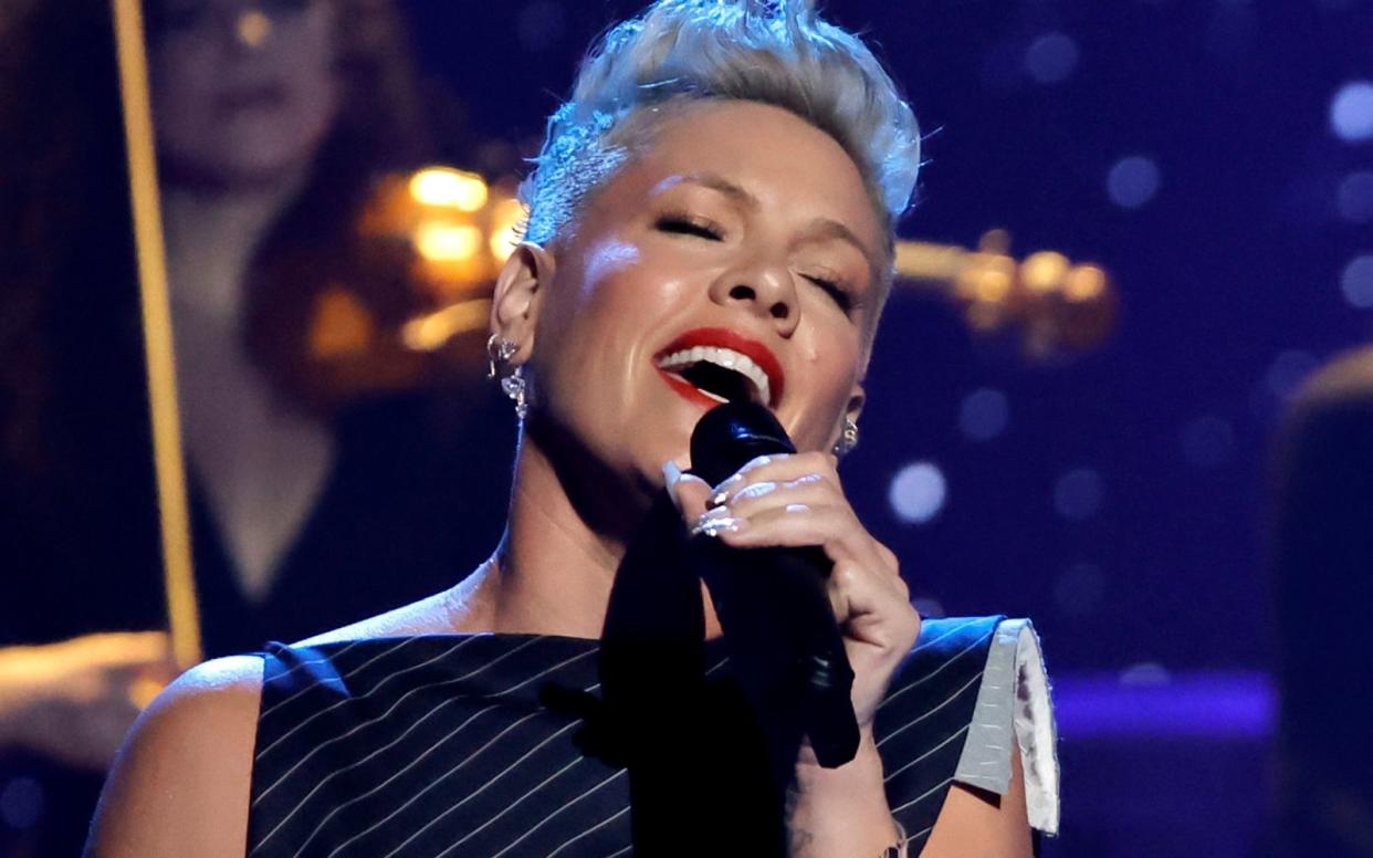 In den letzten Jahren brachte Sängerin Pink viele Hits heraus - doch es gibt zwei Songs, die sie heute bereut. (Bild: 2023 iHeartMedia/Kevin Winter)