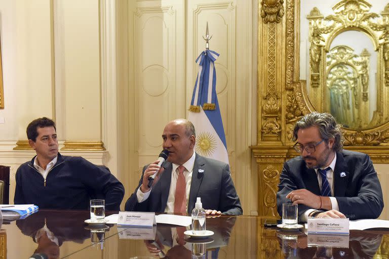 El jefe de Gabinete, Juan Manzur, encabeza reunión de Gabinete con ministros y ministras para el seguimiento de la gestión de las distintas áreas de gobierno.