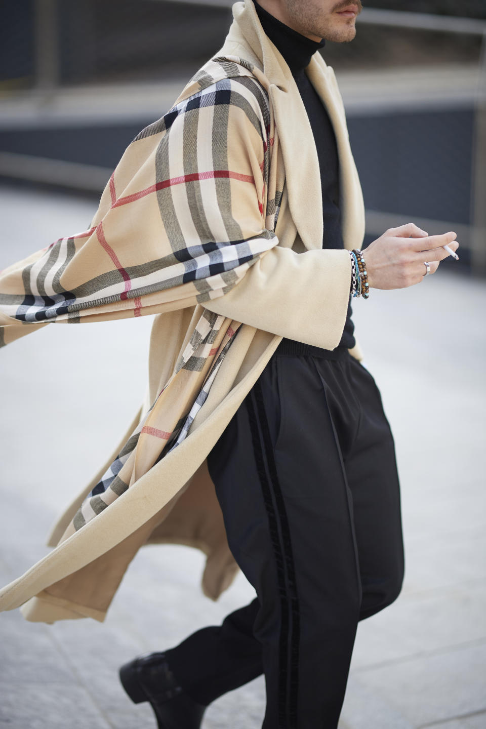 Der Burberry Trenchcoat wird nicht nur bei schlechtem Wetter getragen (Bild: Getty Images)