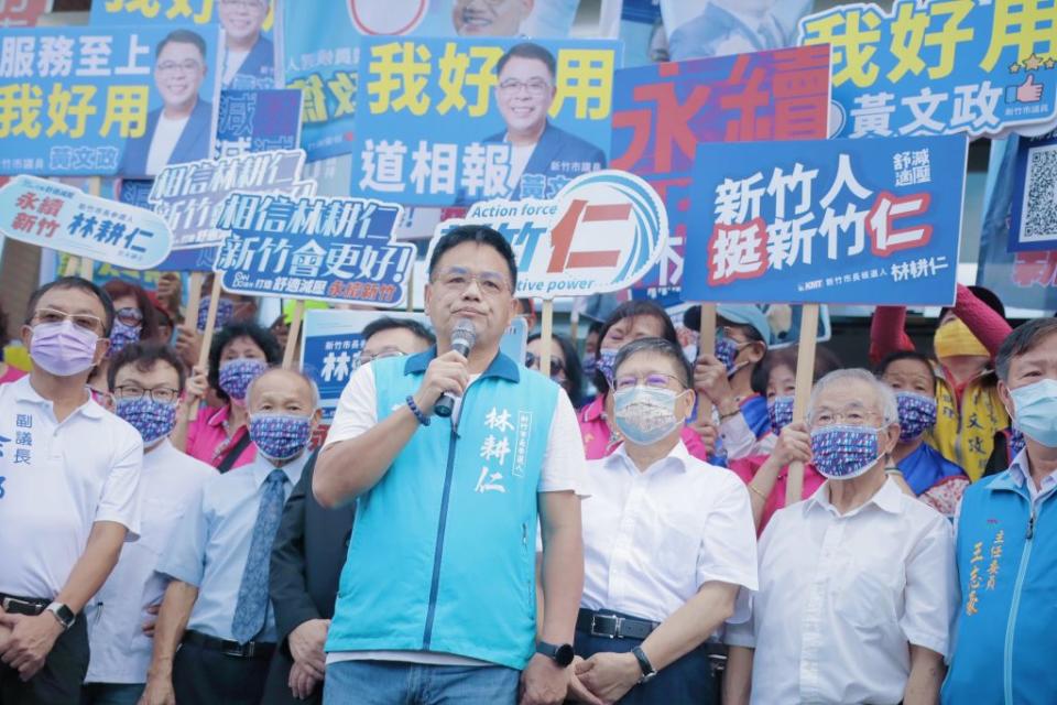 國民黨新竹市長候選人林耕仁三十一日上午在新竹縣長楊文科、新竹市議會議長許修睿、前新竹市長林政則陪同下，正式登記參選年底新竹市長選舉。(記者曾芳蘭攝)