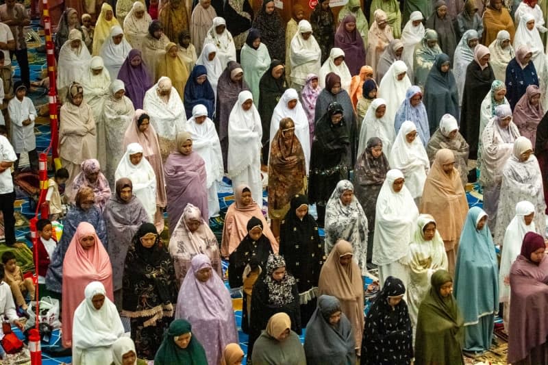 Indonesian Muslims perform Eid al-Fitr prayer at Al Jabbar Grand Mosque in Bandung, Indonesia. Muslims around the world celebrate Eid al-Fitr to mark the end of the Islamic holy fasting month of Ramadan. Algi Febri Sugita/ZUMA Press Wire/dpa