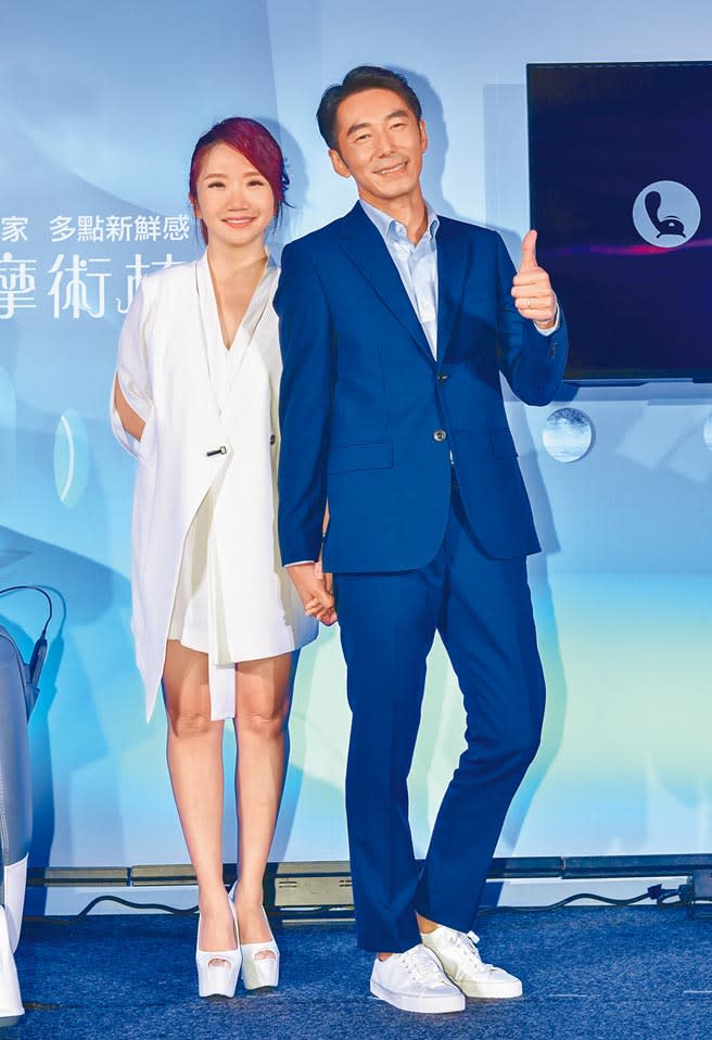 李李仁（右）昨與老婆陶晶瑩出席代言活動分享近況。（盧禕祺攝）