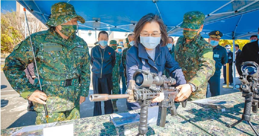 蔡英文總統（中）24日春節慰勉特戰指揮部特3營，感謝國軍堅守家園。（總統府提供）