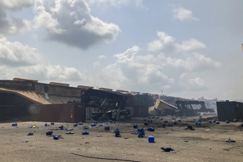 2022年6月4日晚間，孟加拉希塔昆達鎮「BM內陸貨櫃倉庫」起火爆炸，6日白天可見裝著化學物質的容器四散（美聯社）