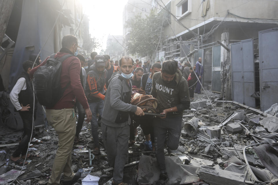 Palestinos evacúan a una persona herida durante un bombardeo israelí en Rafah, en la Franja de Gaza, el 1 de diciembre de 2023. (AP Foto/Hatem Ali)