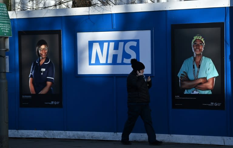 Dos fotografías de trabajadoras sanitarias del NHS en un hospital de Tooting, en el sur de Londres, en una imagen de archivo de enero de 2022 (JUSTIN TALLIS)