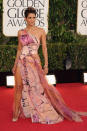 ... Halle Berry (in einem wilden Muster-Mix von Versace) und...