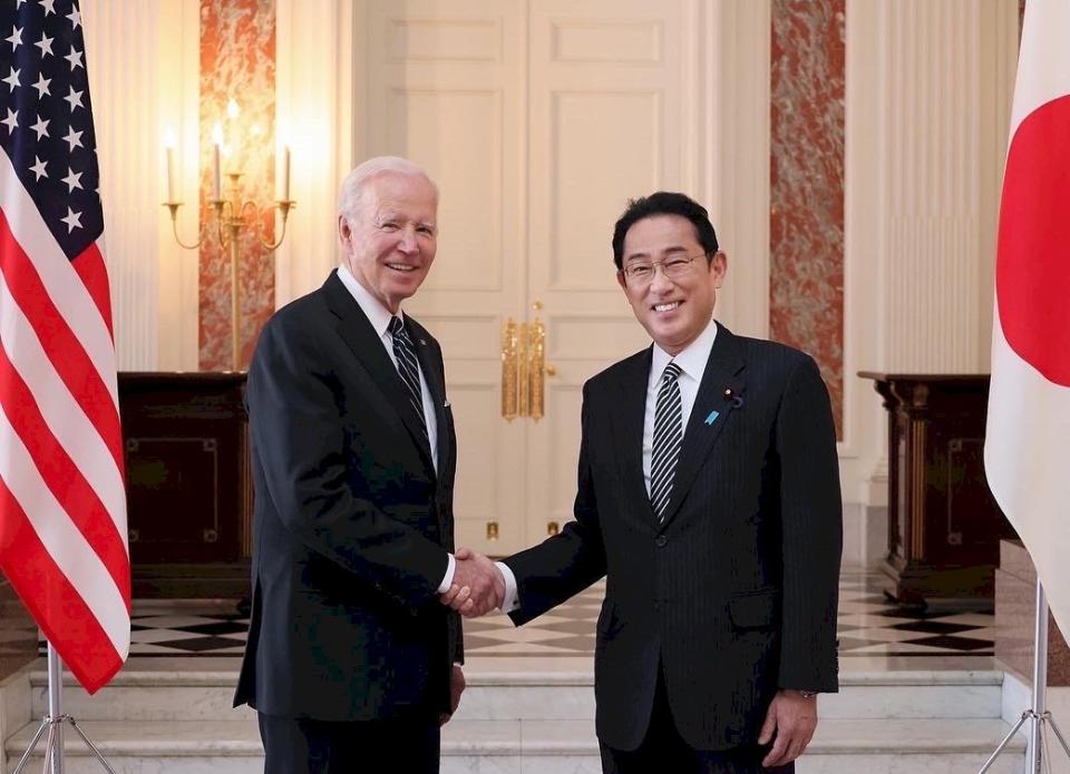 日媒10日報導，美日正在磋商安排美國總統拜登(左)和日本首相岸田文雄(右)舉行高峰會。圖為稍早前拜登訪日與岸田文雄會面。(Twitter/@JPN_PMO)