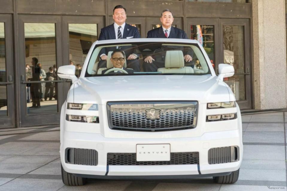會長豐田章年也親自參加了這場活動，畢竟這是一輛高度客製化的Century，展現了該車款強大的一面。(圖片來源：Toyota)