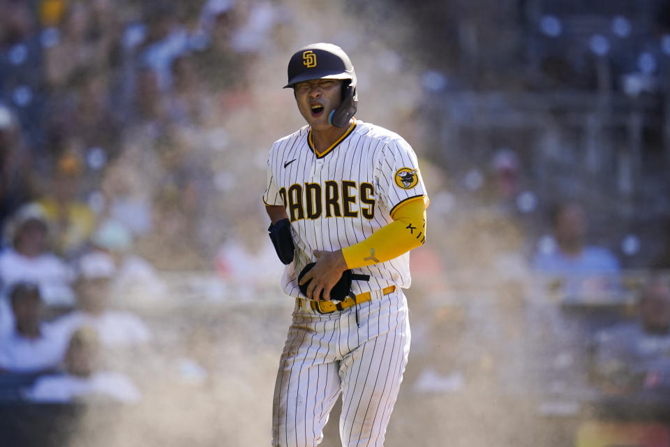 Ha-Seong Kim, de los Padres de San Diego, festeja luego de barrerse en home, el martes 2 de agosto de 2022, ante los Rockies de Colorado (AP Foto/Gregory Bull)