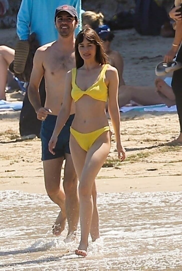 Sin Chris Martin, su novio, a la vista, Dakota Johnson causó sensación en las playas de Malibú con un llamativo bikini amarillo. La actriz, de 34 años, disfrutó de un día soleado en compañía de su amigo Jeremy Allen White, sus hijas Ezer y Dolores y Blake Lee