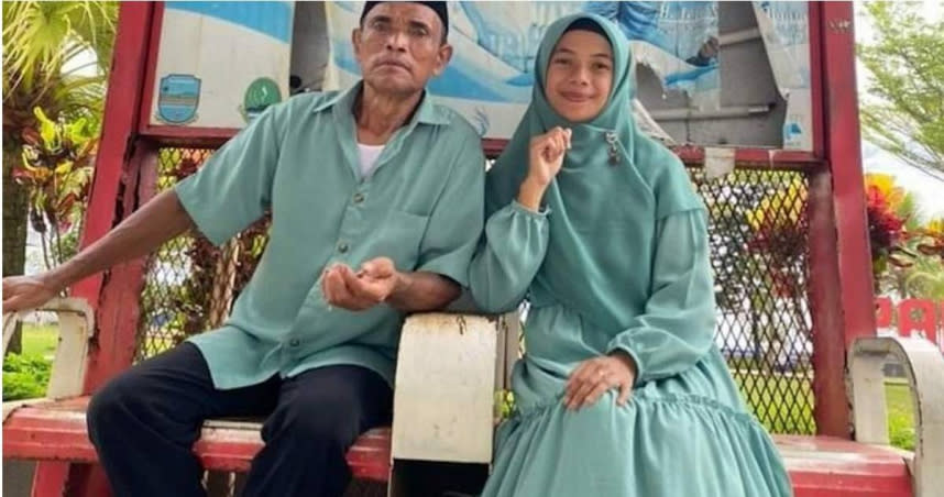 印尼27歲女子安娜（Ana Amalia）在家人安排下，與63歲老翁埃門（Emen Hidayat）結婚。（圖／翻攝自微博）