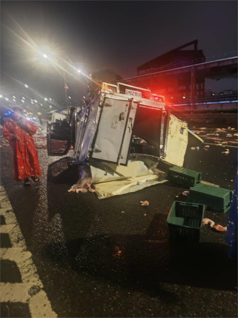 快新聞／天雨路滑！萬華貨車自撞翻覆　「生雞腿肉噴飛掉滿地」畫面曝