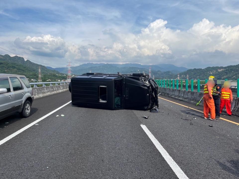 <strong>休旅車撞擊內側車道之施工緩撞車，整輛車翻覆路中。（圖／翻攝畫面）</strong>