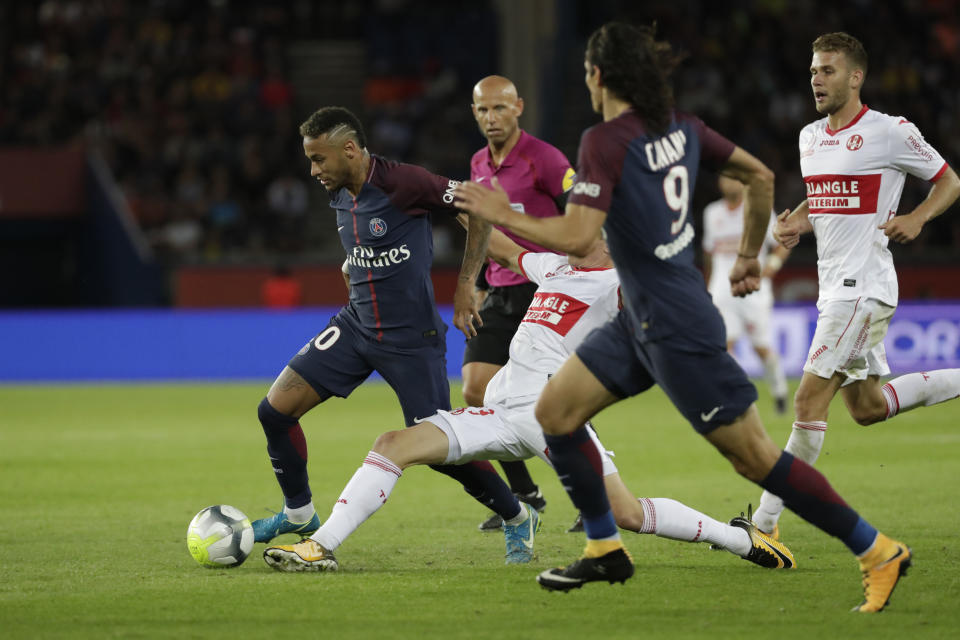 <p>75e – Après un duel avec Delort, Neymar s’écroule dans la surface et obtient un penalty que Cavani se charge de transformer. (Photo AFP) </p>