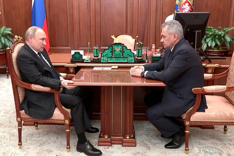 Las im&#xe1;genes muestran a Putin sosteniendo una mesa durante gran parte de una reuni&#xf3;n (AP)